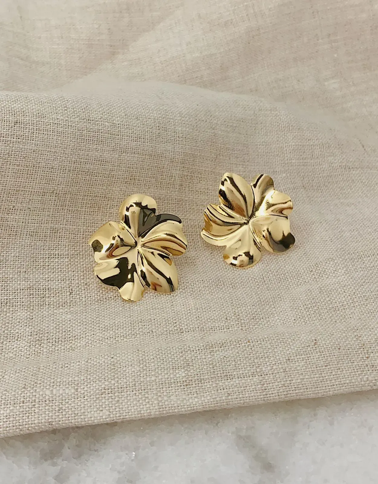 BRINCO FLOR LISA. BANHADO A OURO 18K.