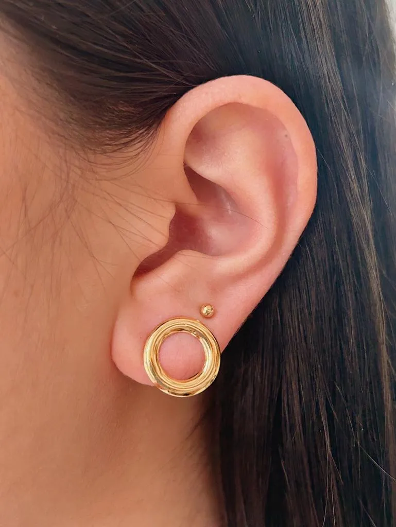 BRINCO ILHÓS LISO. 1,5CM DE DIÂMETRO. BANHADO A OURO 18K.