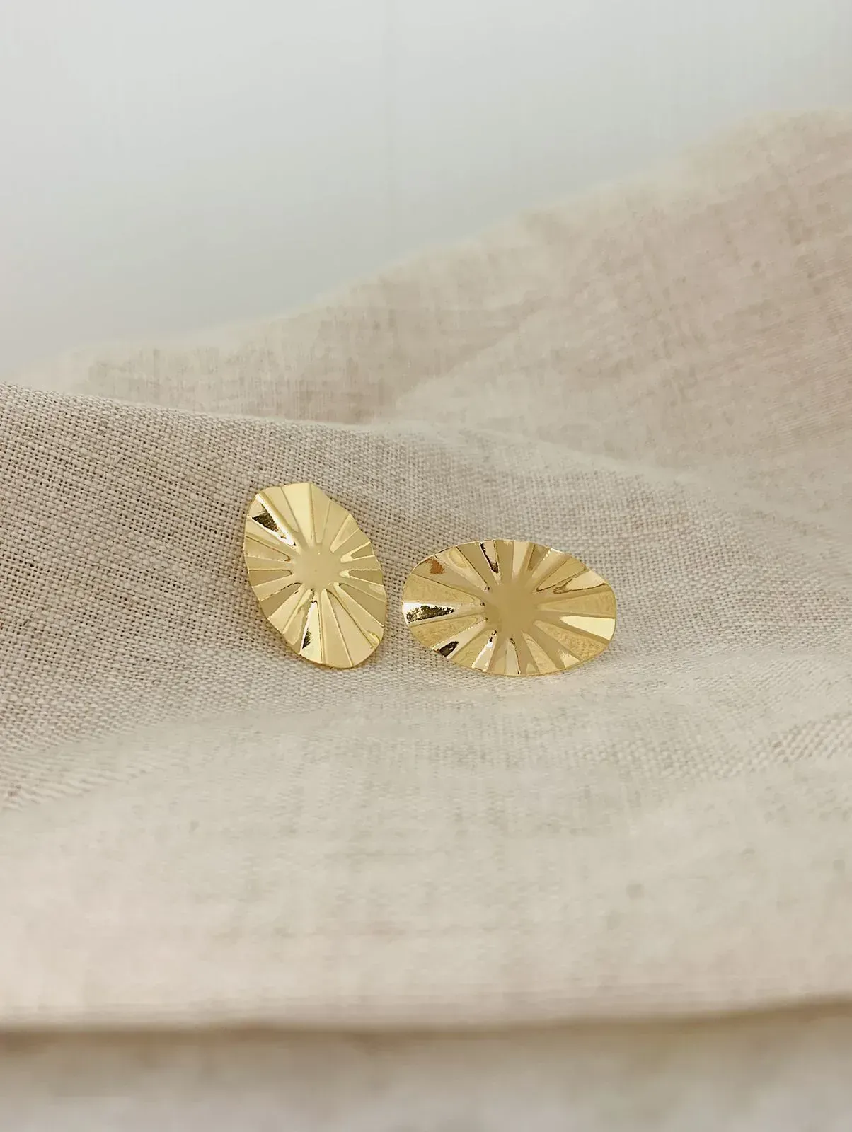 BRINCO OVAL DIAMANTADO. BANHADO A OURO 18K.