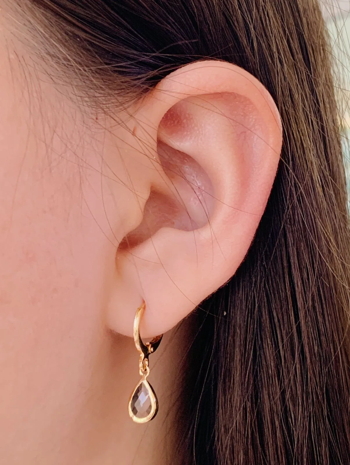 BRINCO ARGOLA COM PINGENTE DE GOTA CRISTAL. BANHADO A OURO 18K.