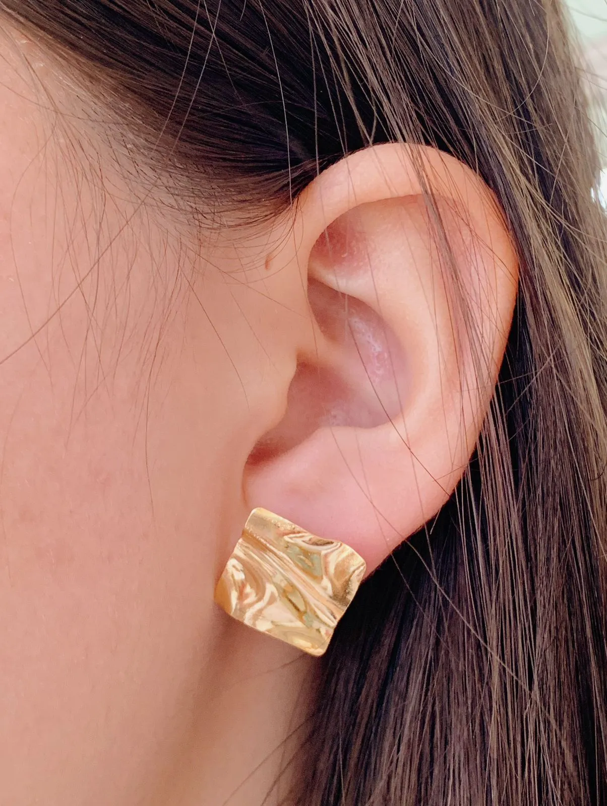 BRINCO QUADRADO MARTELADO. BANHADO A OURO 18K.