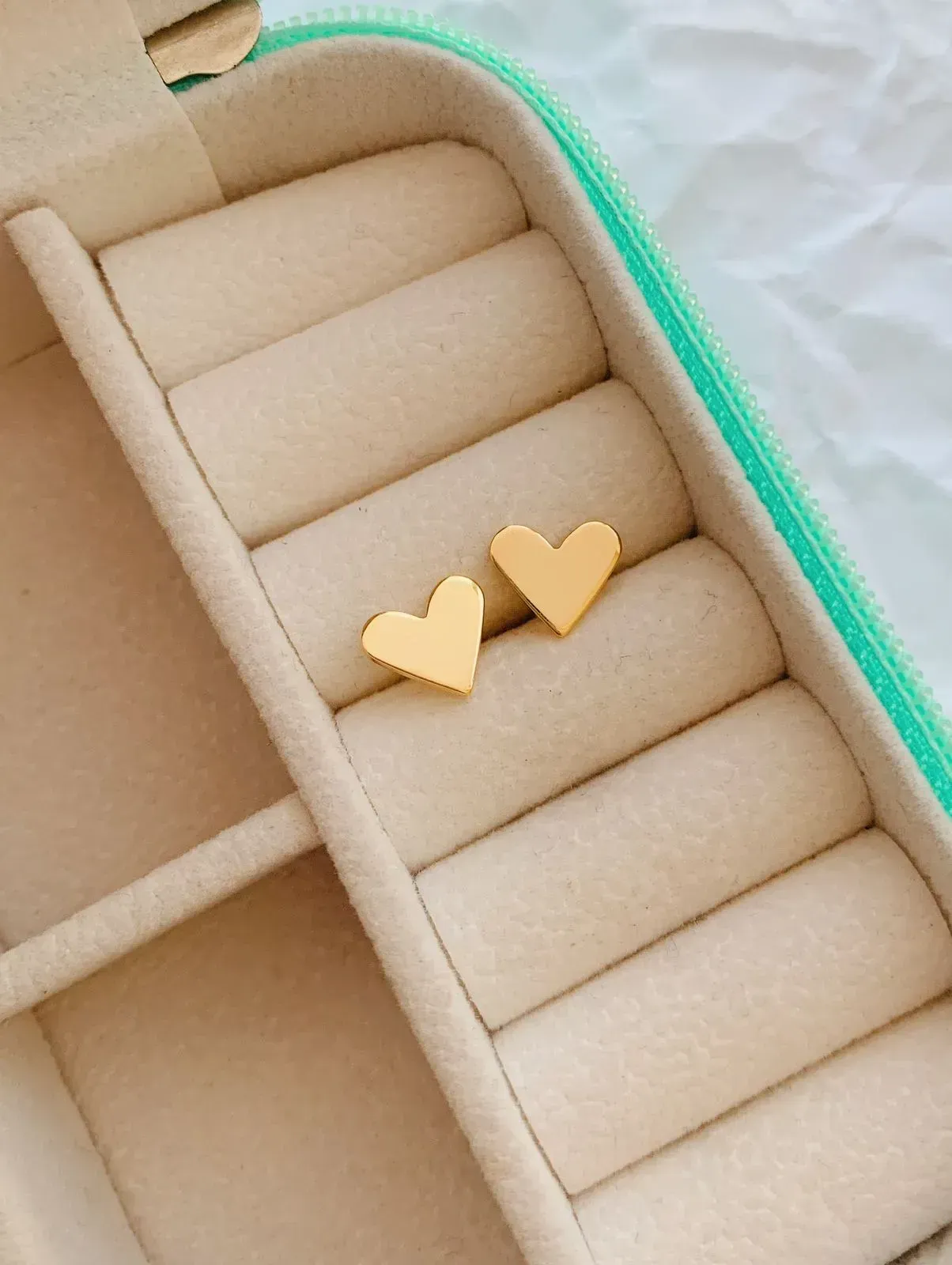 BRINCO CORAÇÃO LISO. 0,9CM DE LARGURA. BANHADO A OURO 18K.