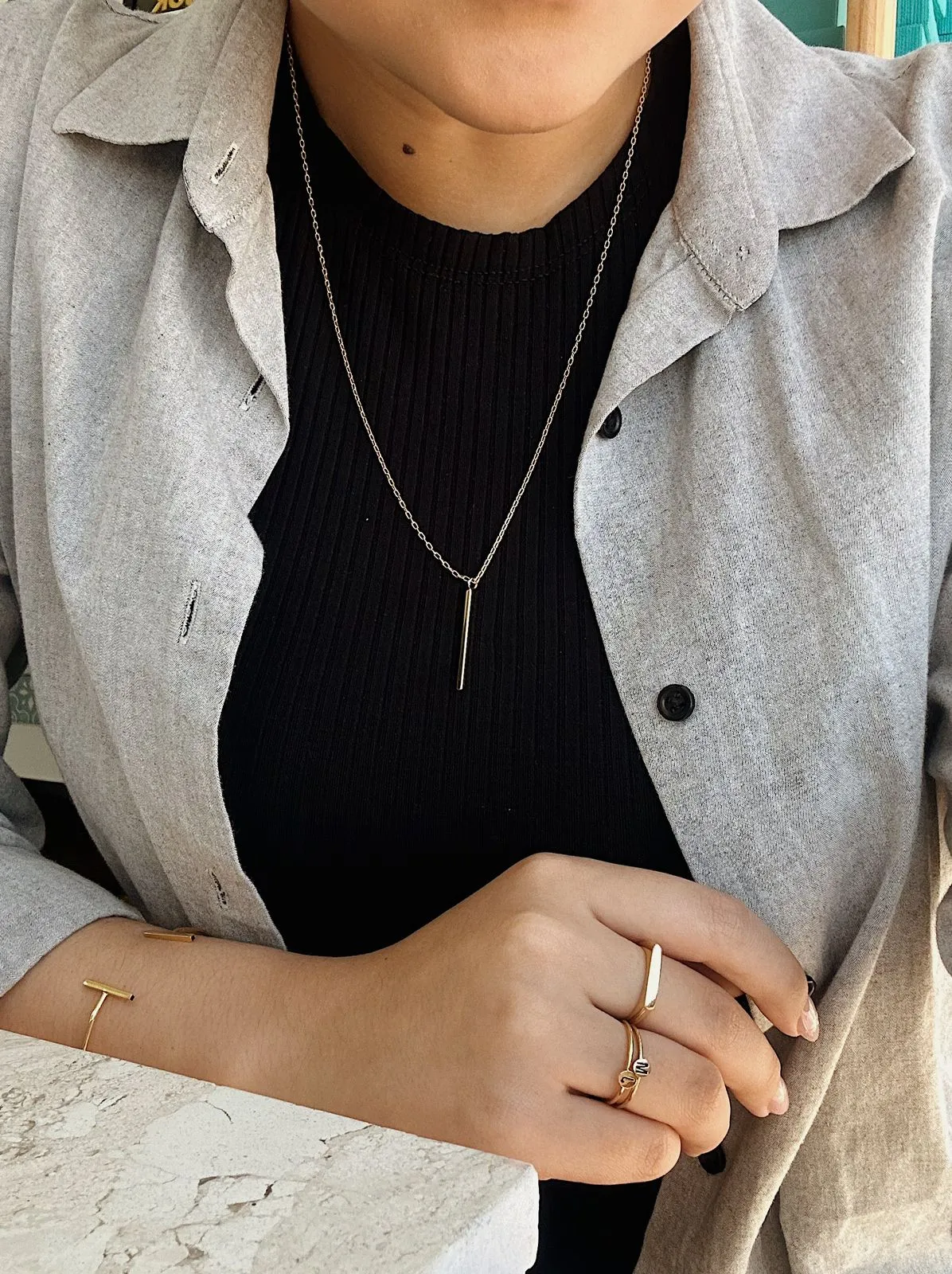 COLAR COM BARRINHA MINIMALISTA. 60CM DE COMPRIMENTO. BANHADO A OURO 18K.