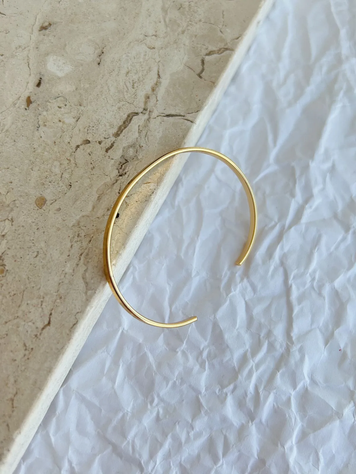 PULSEIRA BRACELETE AJUSTÁVEL LISO. BANHADO A OURO 18K.