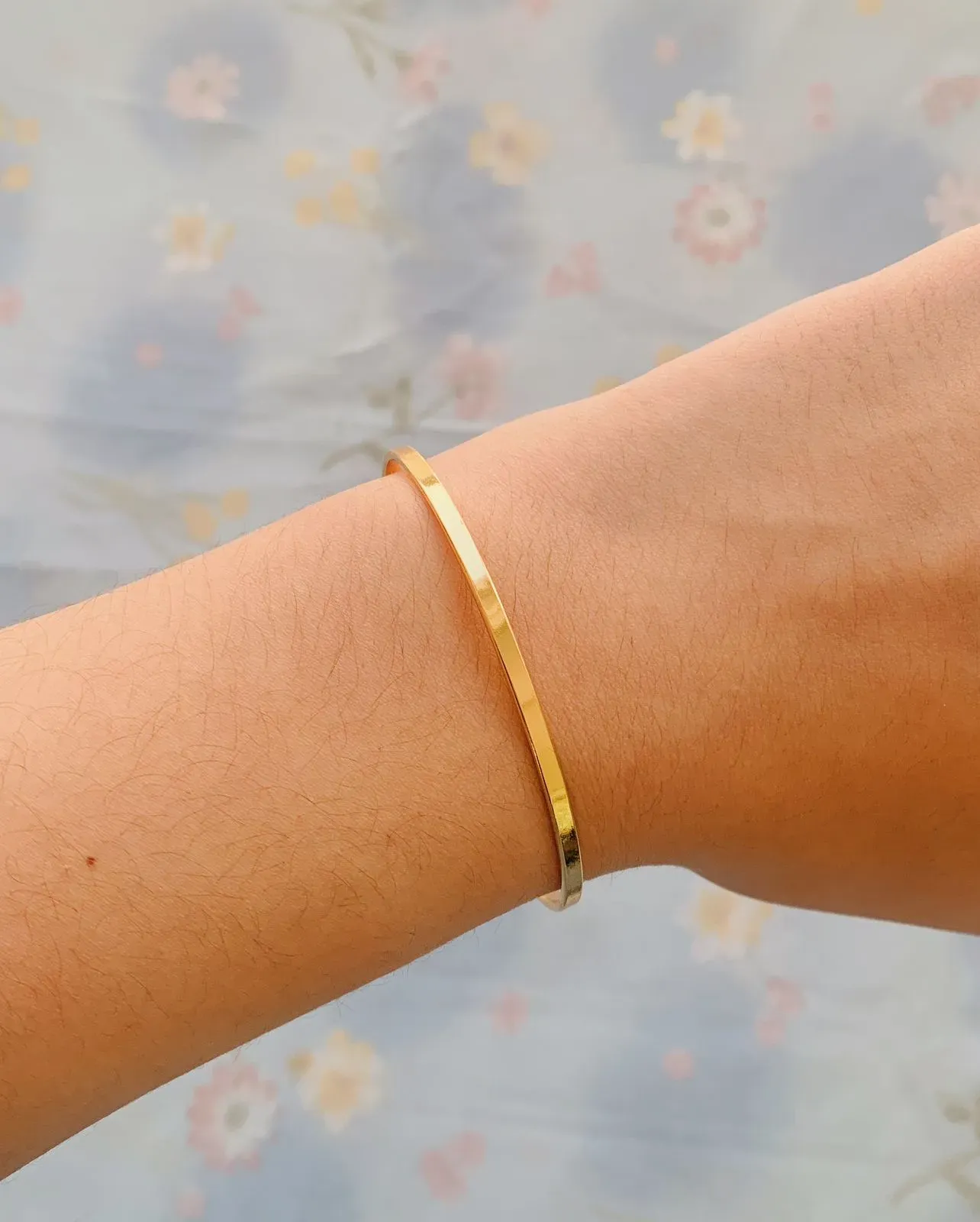 PULSEIRA BRACELETE AJUSTÁVEL LISO. BANHADO A OURO 18K.