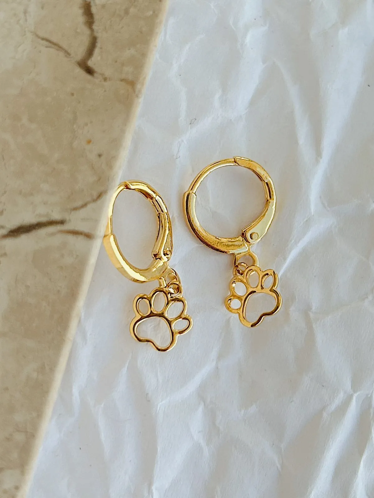 BRINCO ARGOLA PATINHA VAZADA. BANHADO A OURO 18K.