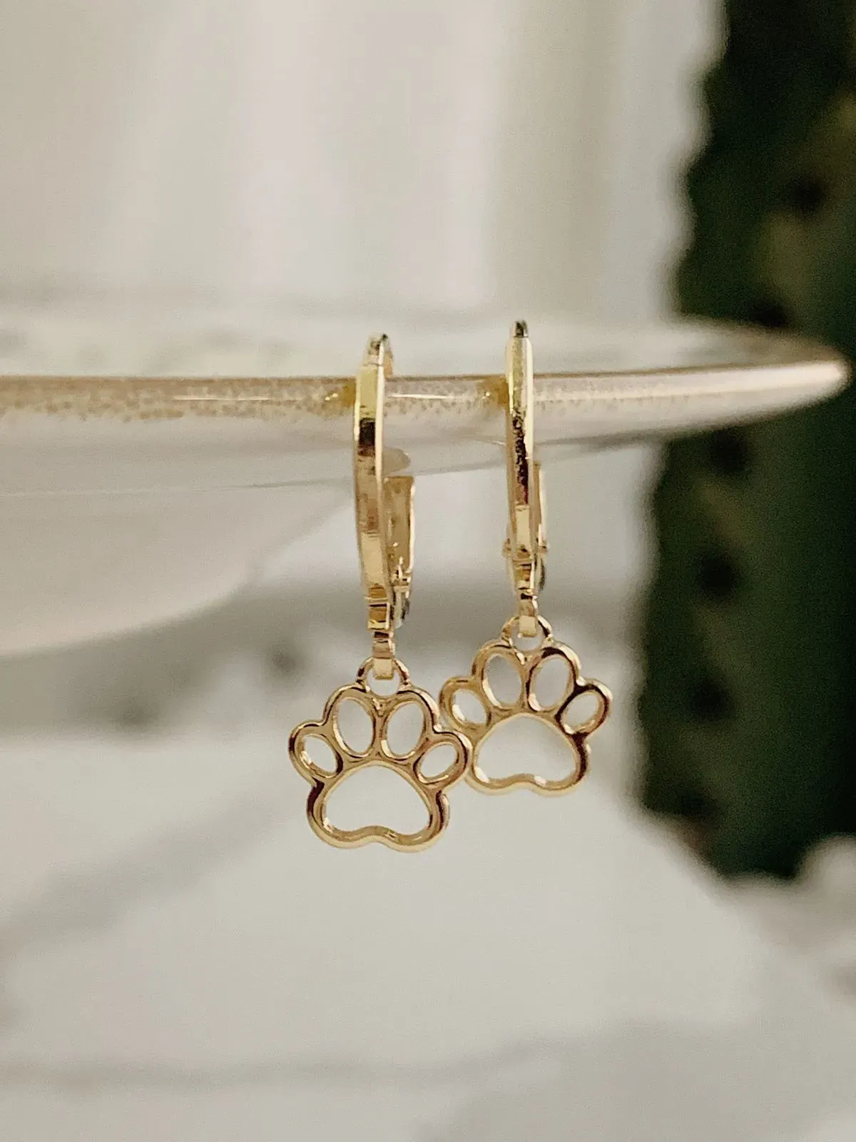 BRINCO ARGOLA PATINHA VAZADA. BANHADO A OURO 18K.
