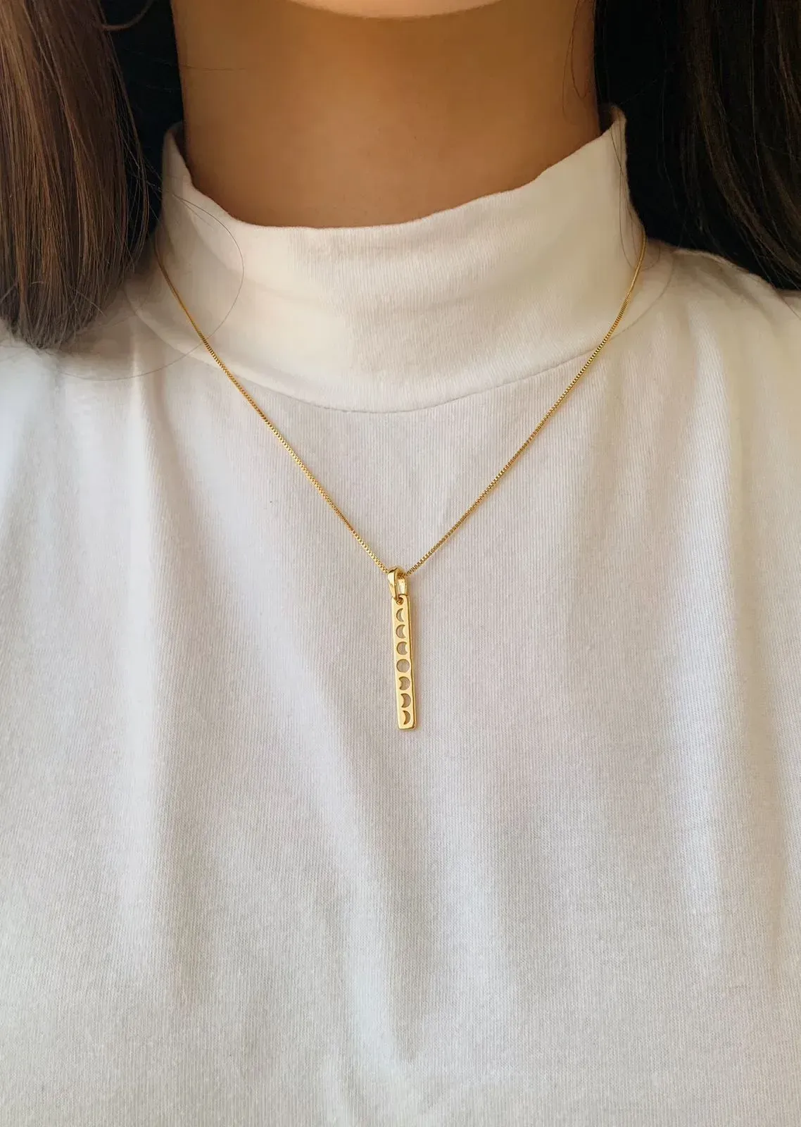 COLAR FASES DA LUA VERTICAL. 45CM DE COMPRIMENTO E 5CM DE REGULAGEM. BANHADO A OURO 18K.