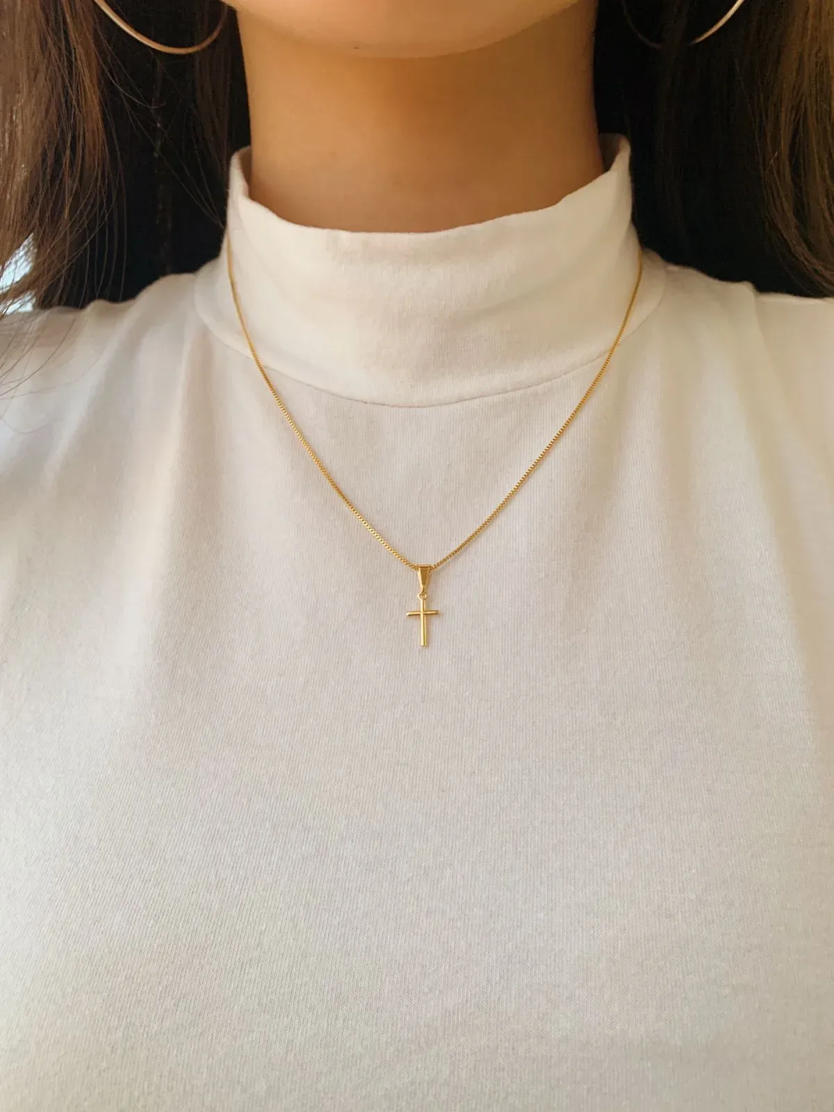 COLAR COM PINGENTE DE CRUZ PALITO. 45CM DE COMPRIMENTO E 5CM DE REGULAGEM. BANHADO A OURO 18K.