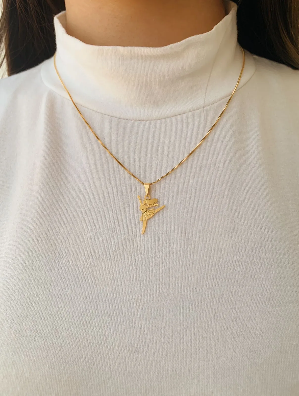 COLAR COM PINGENTE DE BAILARINA. 45CM DE COMPRIMENTO E 5CM DE REGULAGEM. BANHADO A OURO 18K.