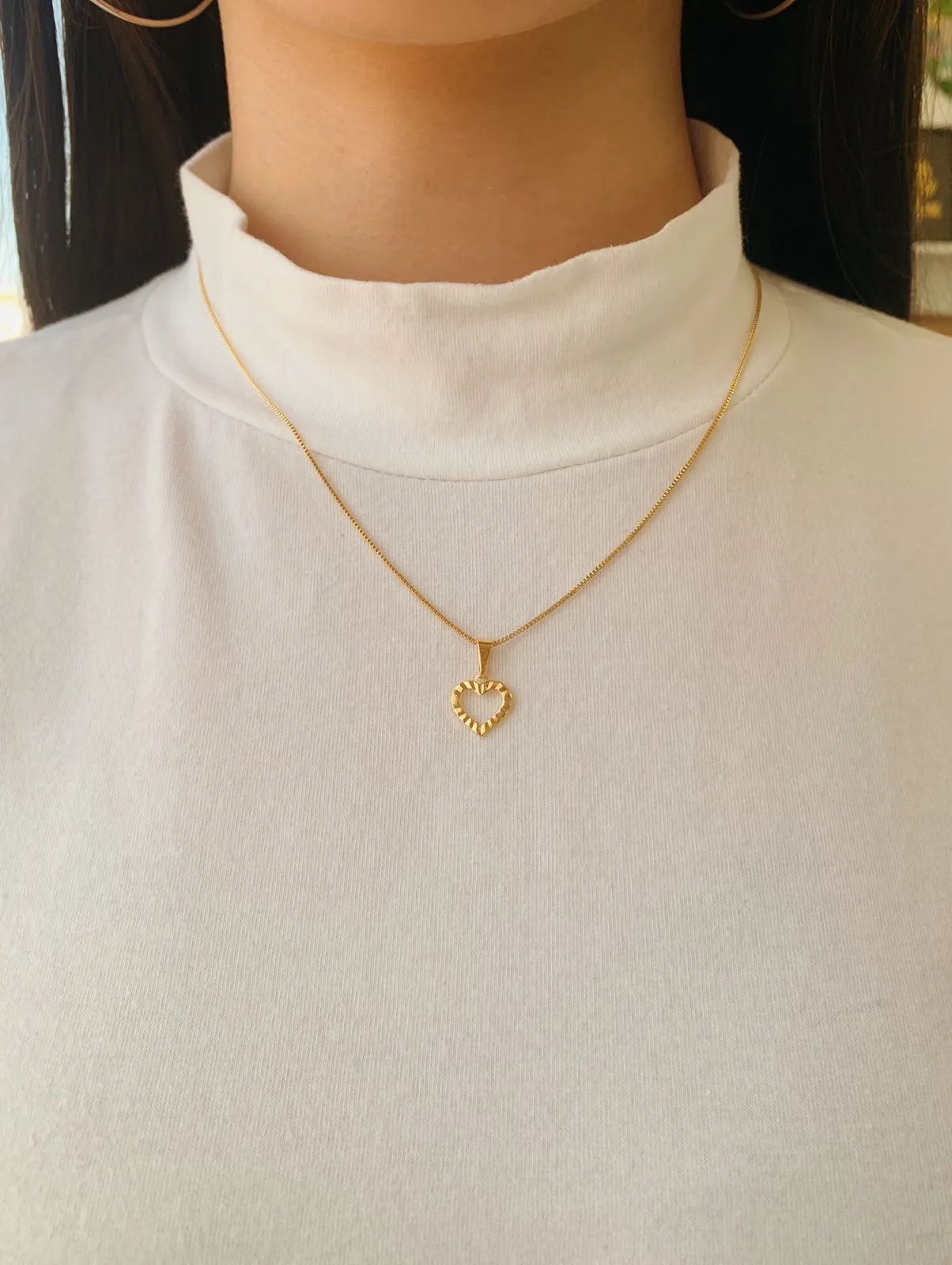 COLAR COM PINGENTE DE CORAÇÃO VAZADO DIAMANTADO. 45CM DE COMPRIMENTO E 5CM DE REGULAGEM. BANHADO A OURO 18K.