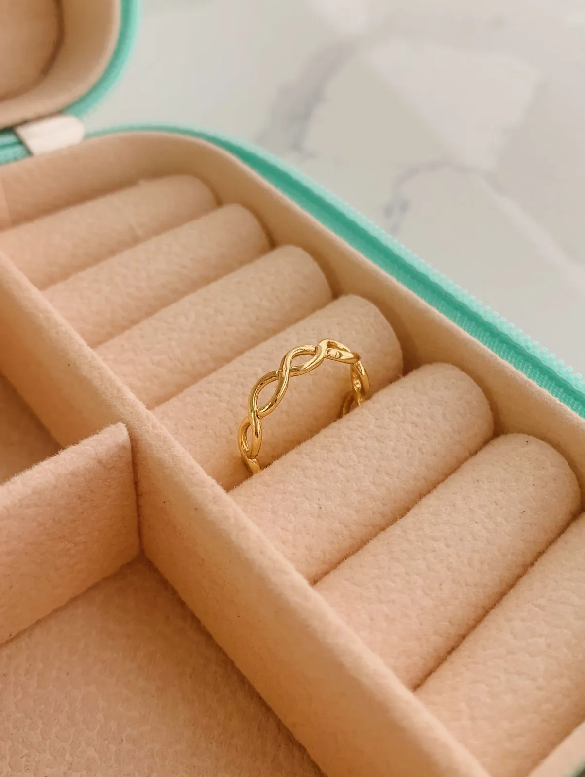 ANEL REGULÁVEL INFINITO. TAMANHO 5. BANHADO A OURO 18K.