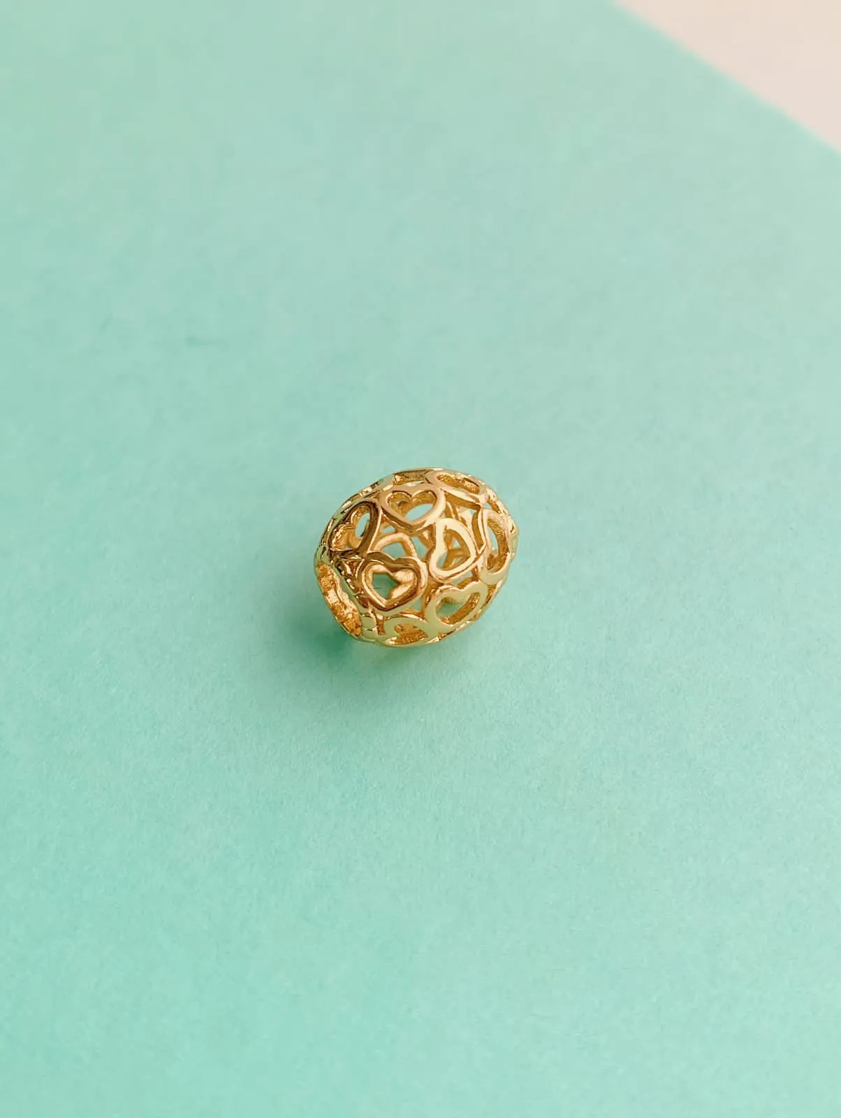 BERLOQUE SEPARADOR OVAL CORAÇÕES VAZADOS. BANHADO A OURO 18K.