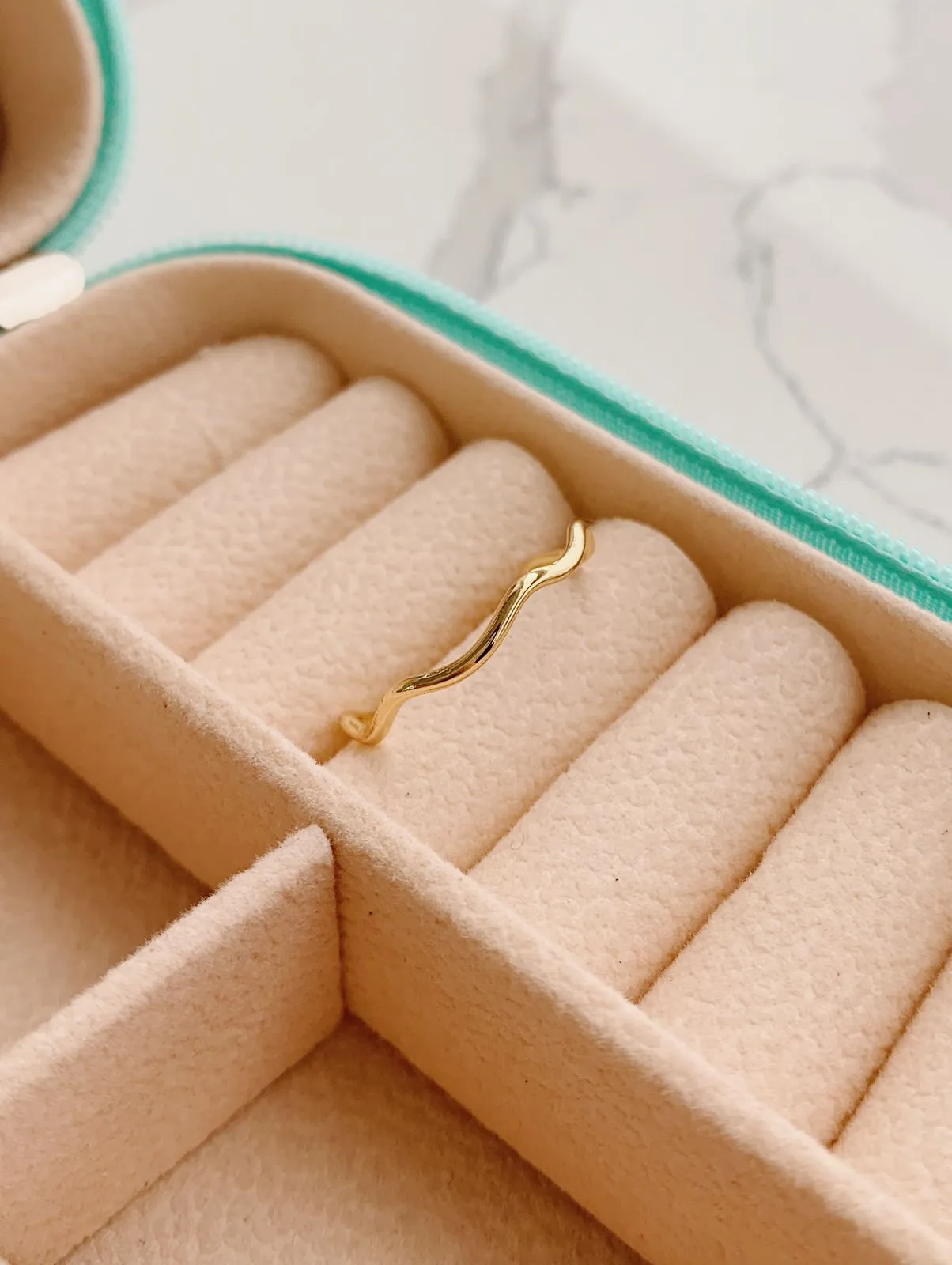 ANEL ONDULADO. BANHADO A OURO 18K.
