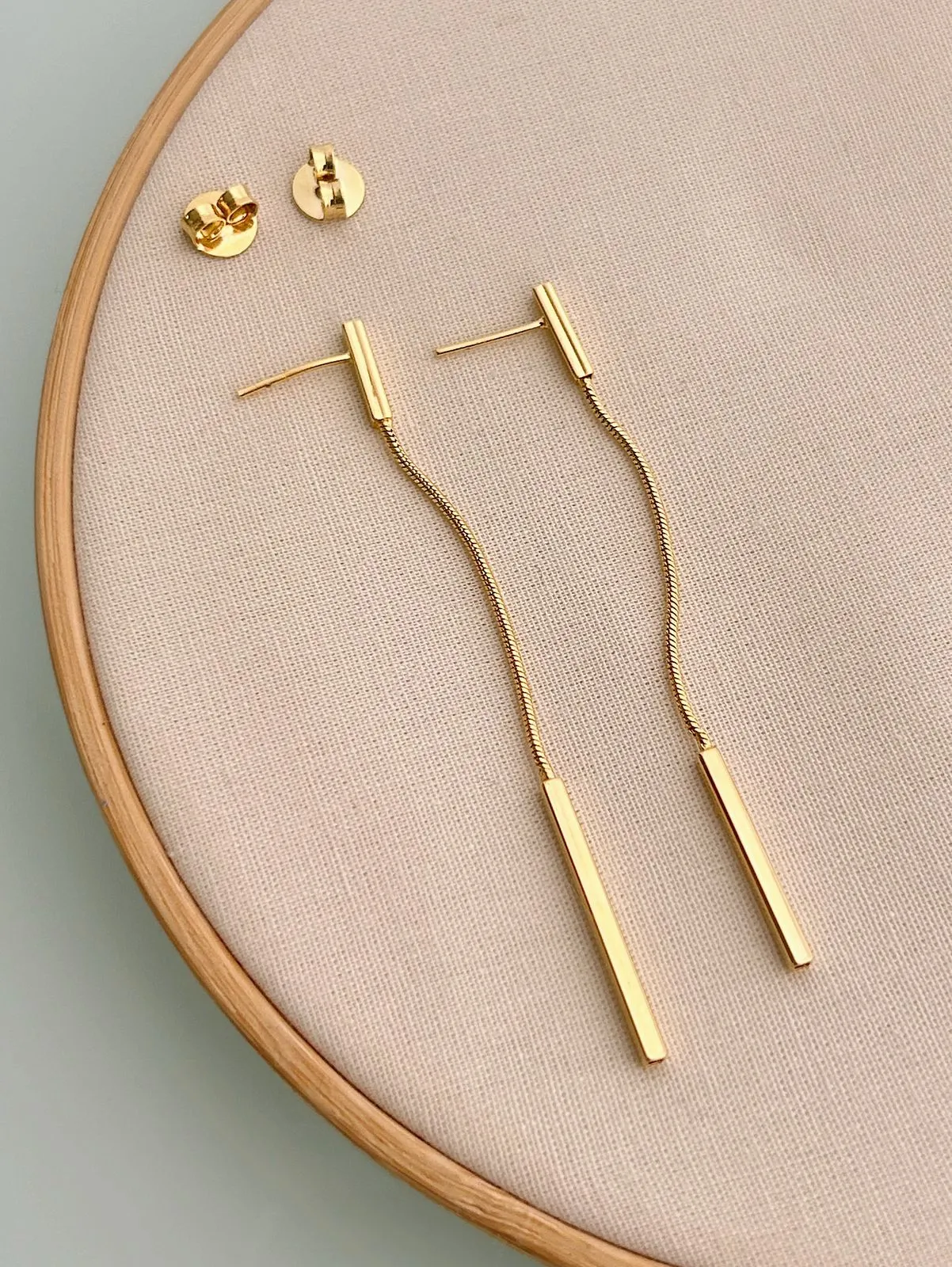 BRINCO BARRA COM CORRENTE. 7,5CM DE COMPRIMENTO. BANHADO A OURO 18K.