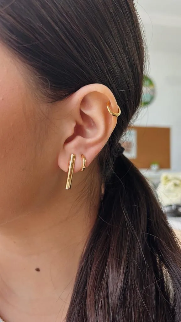 BRINCO MINIMALISTA GEOMÉTRICO. 2,5CM DE COMPRIMENTO. BANHADO A OURO 18K.