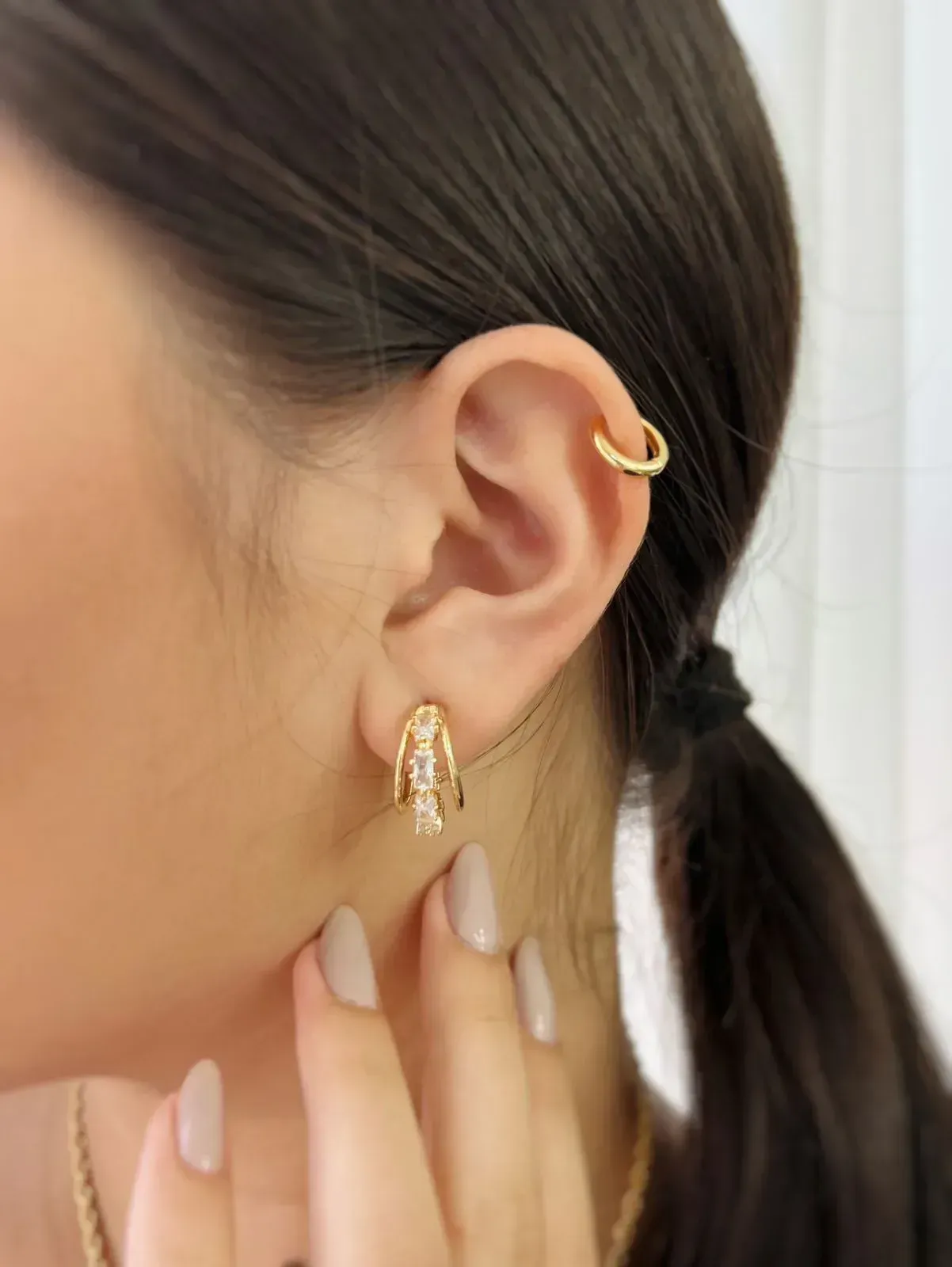 ARGOLA TRIPLA COM FIO DE ZIRCÔNIAS NAVETE. BANHADO A OURO 18K.