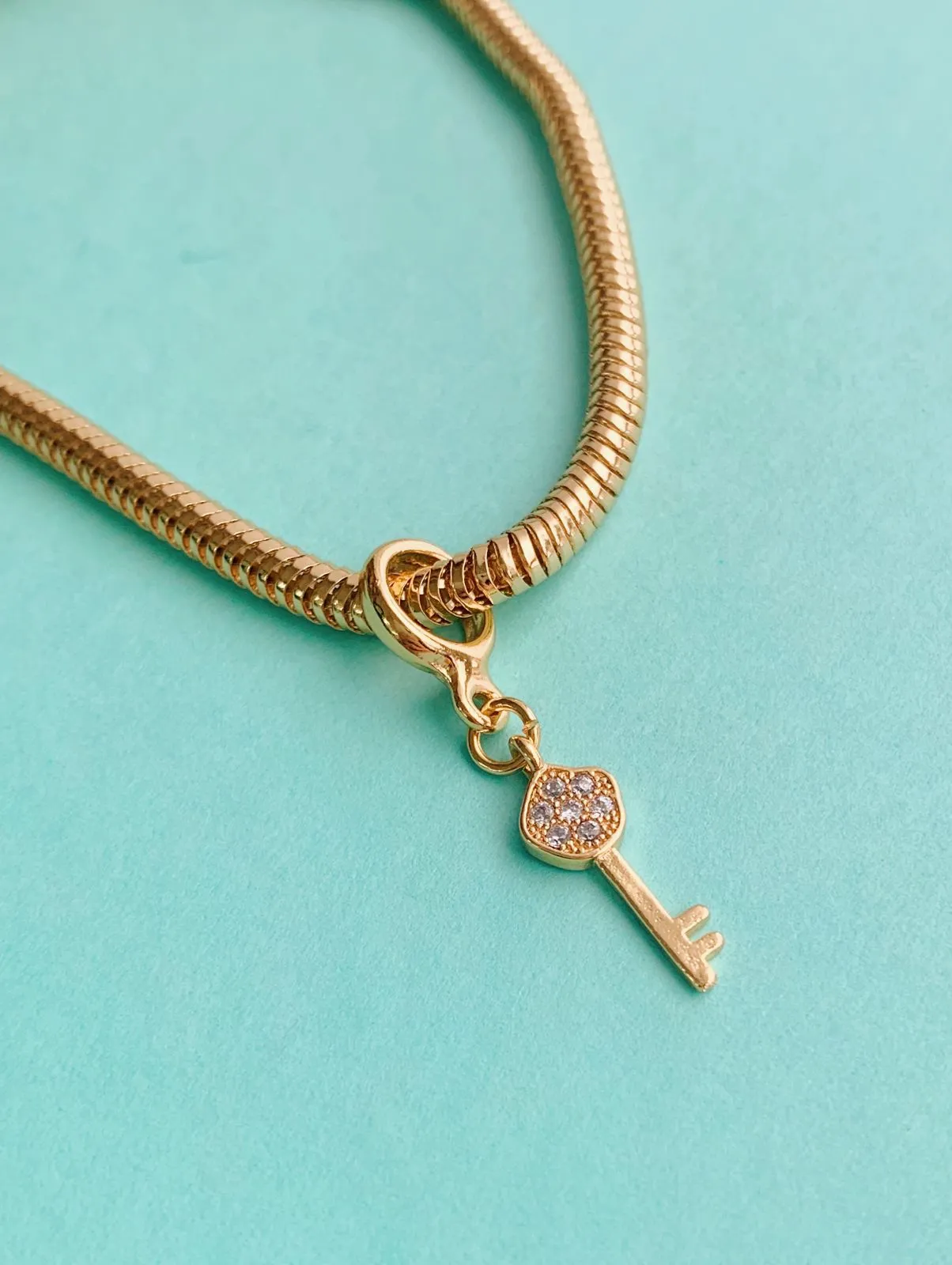 BERLOQUE DE CHAVE. BANHADO A OURO 18K.