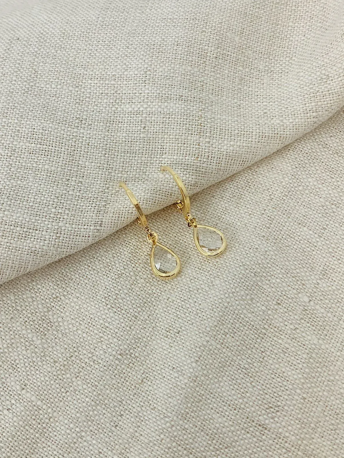 BRINCO ARGOLA COM PINGENTE DE GOTA CRISTAL. BANHADO A OURO 18K.
