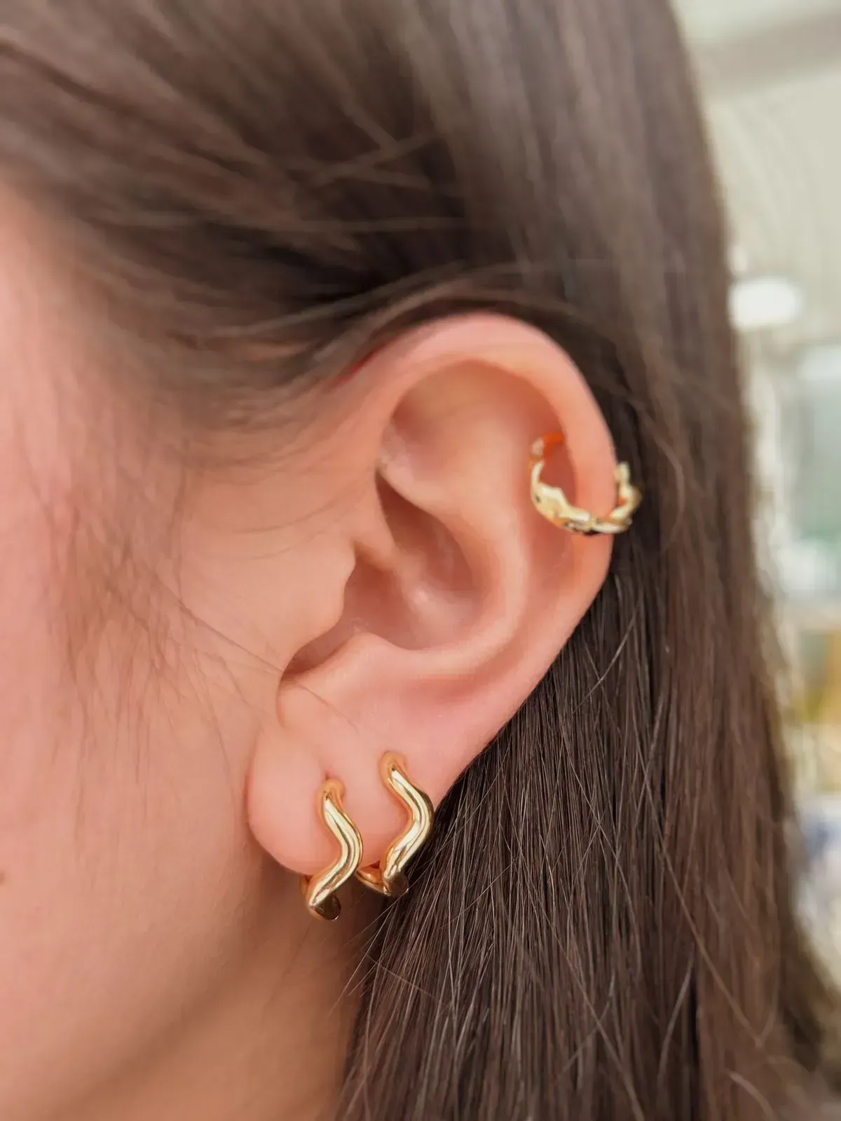 BRINCO ARGOLA ONDULADA. BANHADO A OURO 18K.