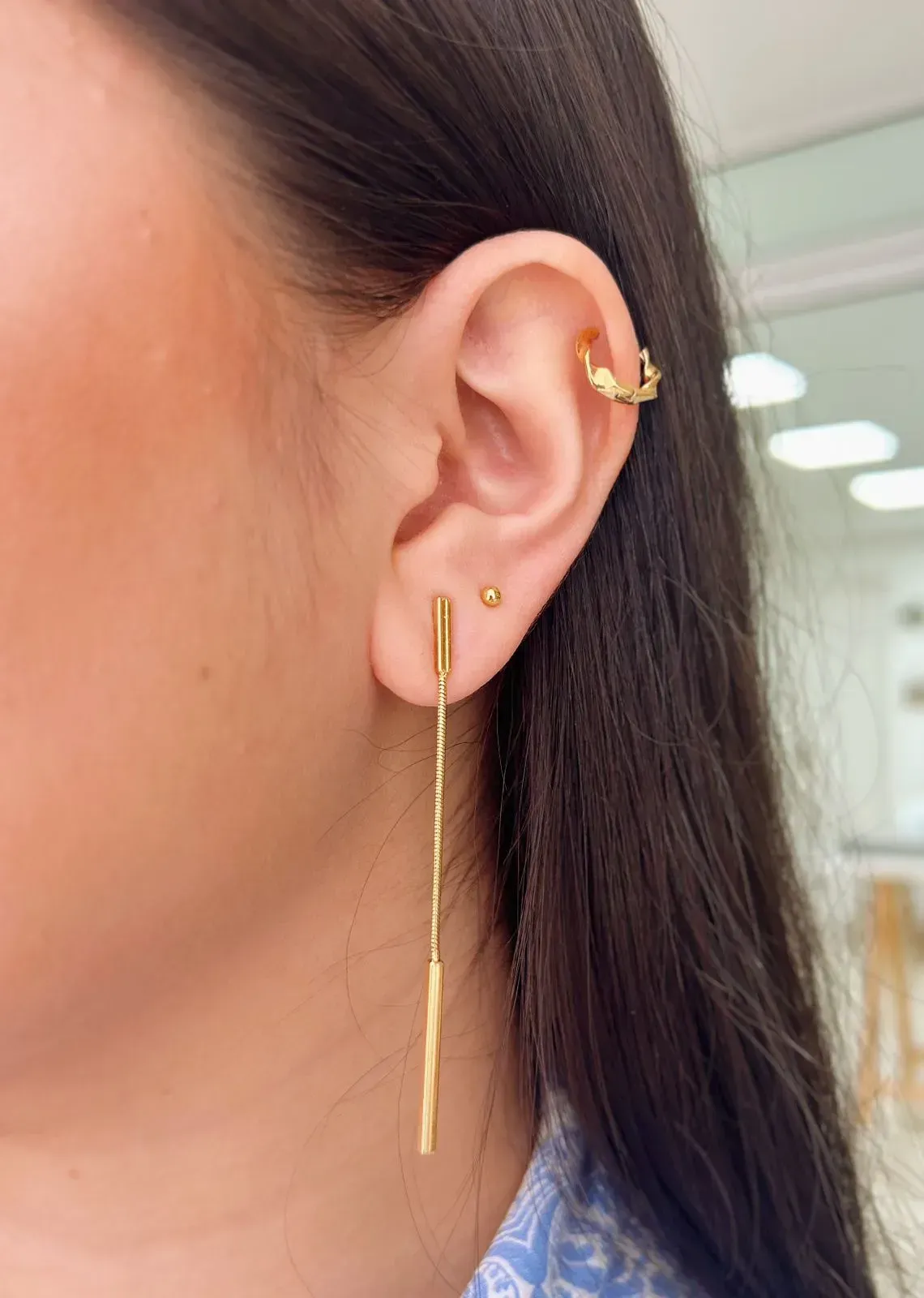 BRINCO BARRA COM CORRENTE. 7,5CM DE COMPRIMENTO. BANHADO A OURO 18K.