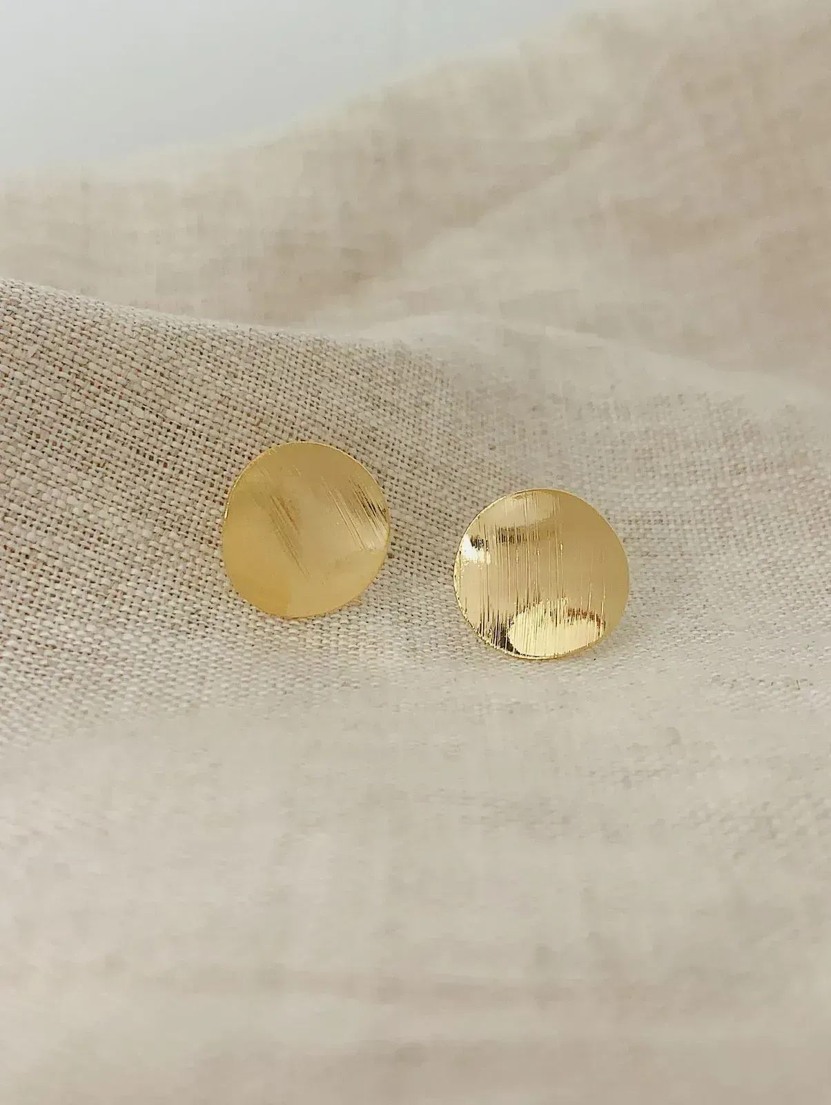 BRINCO CÍRCULO TEXTURIZADO. BANHADO A OURO 18K.