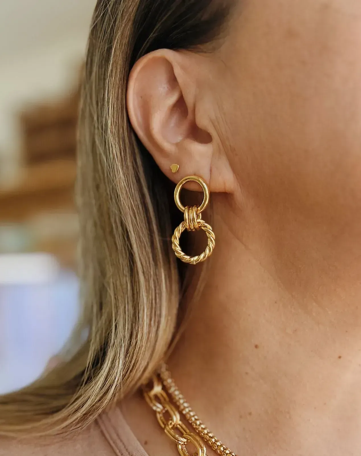 BRINCO CÍRCULOS TORCIDOS. BANHADO A OURO 18K.