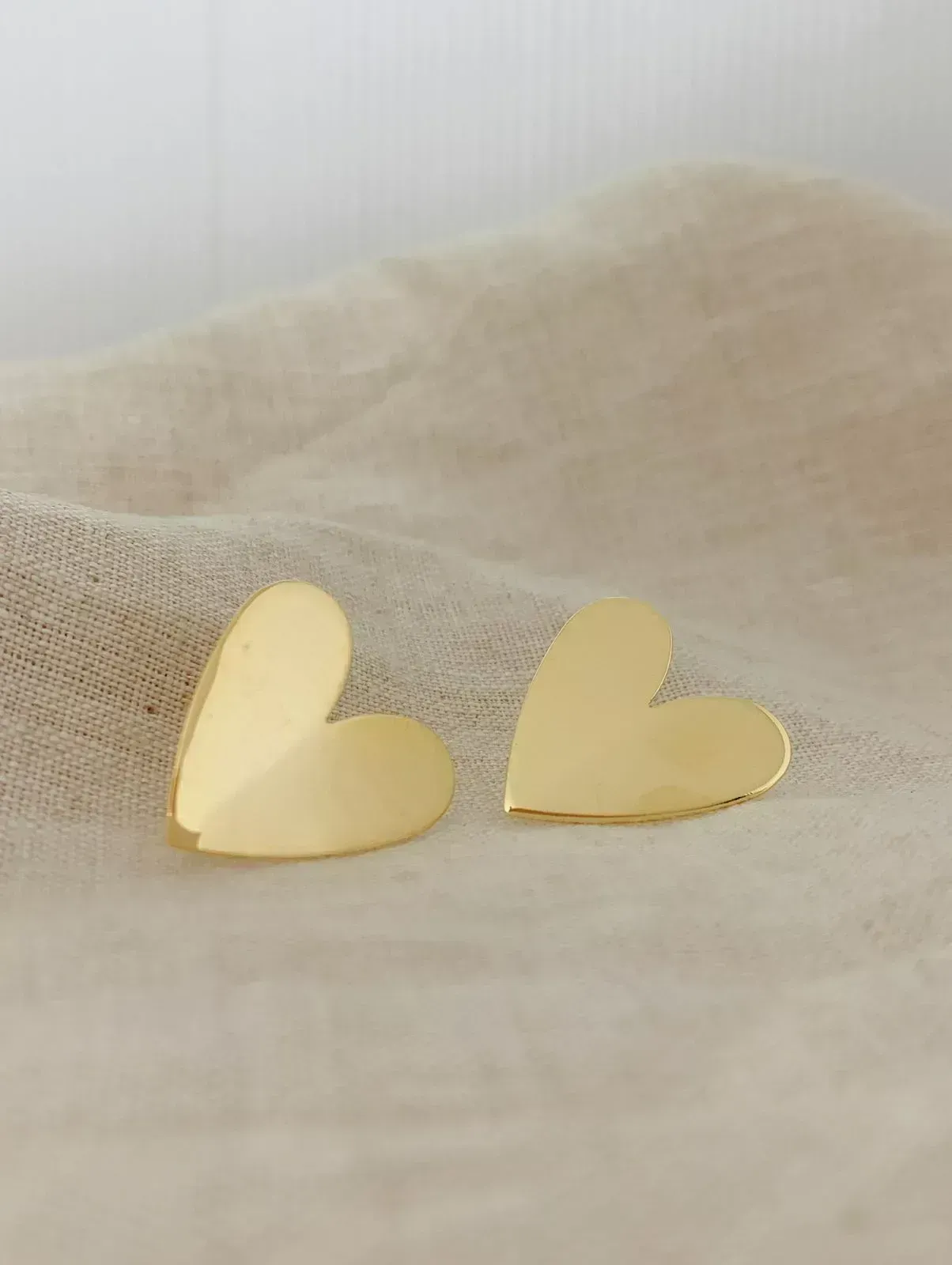 BRINCO CORAÇÃO CHAPA LISO. BANHADO A OURO 18K.