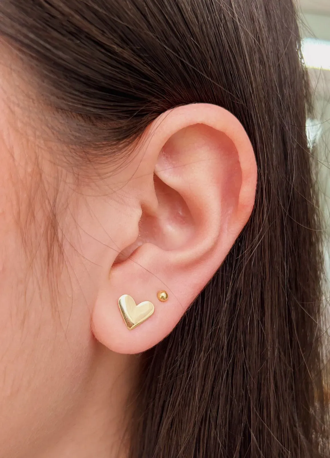 BRINCO CORAÇÃO LISO. 0,9CM DE LARGURA. BANHADO A OURO 18K.