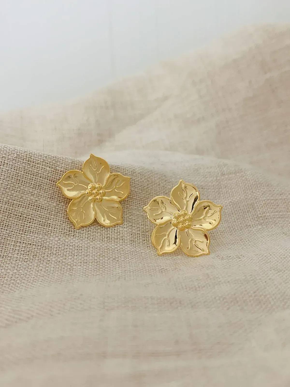 BRINCO FLOR DE HIBISCO. BANHADO A OURO 18K.