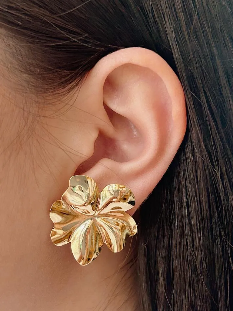 BRINCO FLOR LISA. BANHADO A OURO 18K.