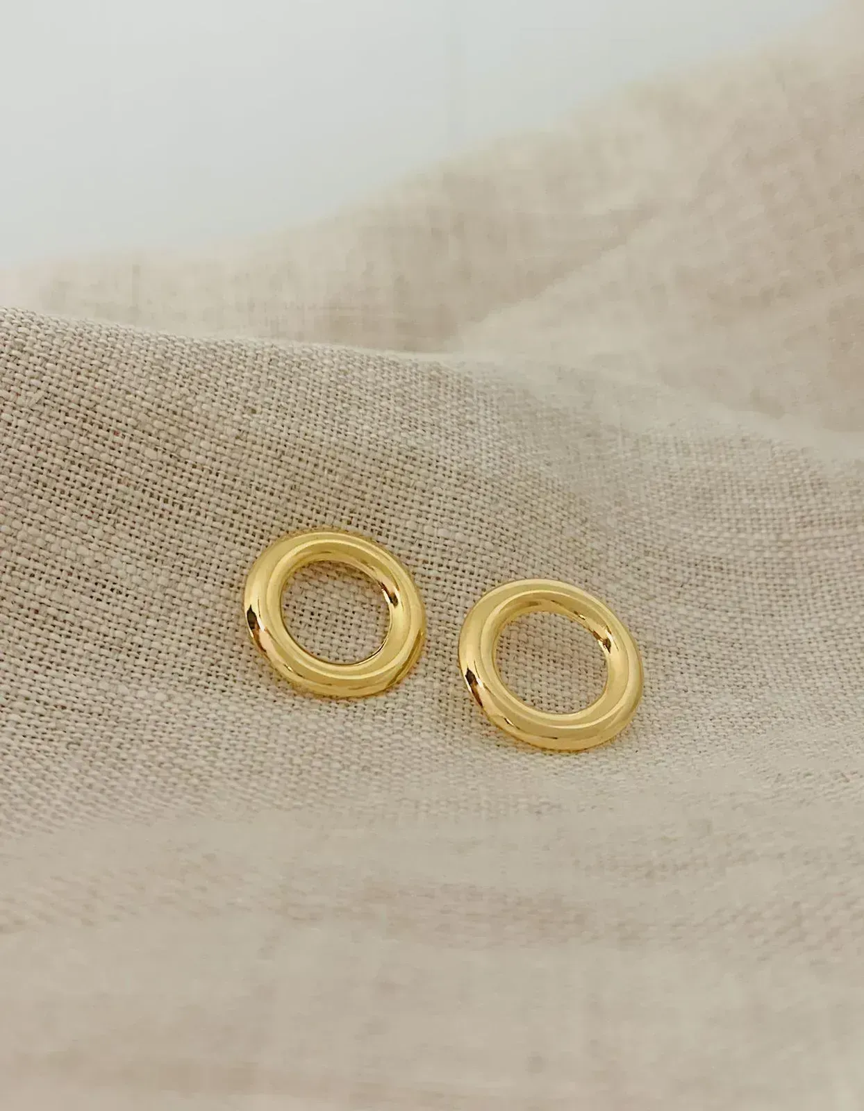 BRINCO ILHÓS LISO. 1,5CM DE DIÂMETRO. BANHADO A OURO 18K.