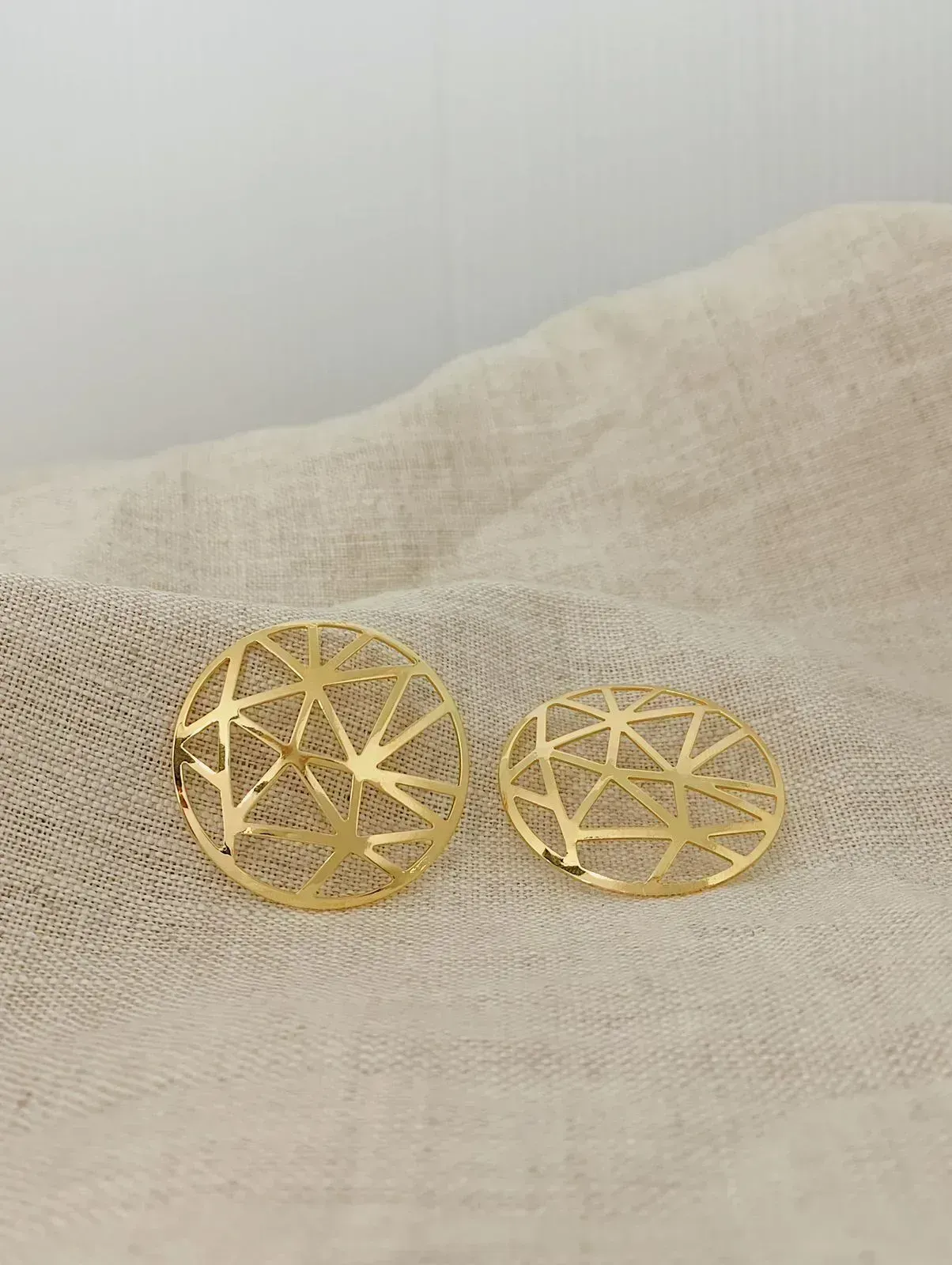 BRINCO MANDALA GEOMÉTRICA. 3,5CM DE DIÂMETRO. BANHADO A OURO 18K.