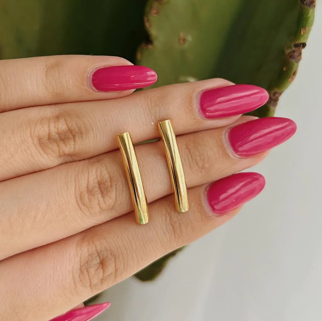 BRINCO MINIMALISTA GEOMÉTRICO. 2,5CM DE COMPRIMENTO. BANHADO A OURO 18K.