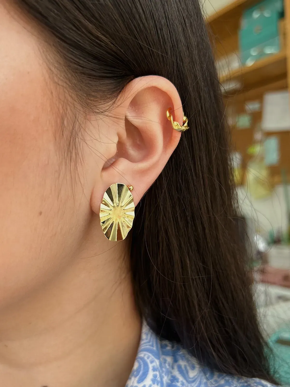 BRINCO OVAL DIAMANTADO. BANHADO A OURO 18K.