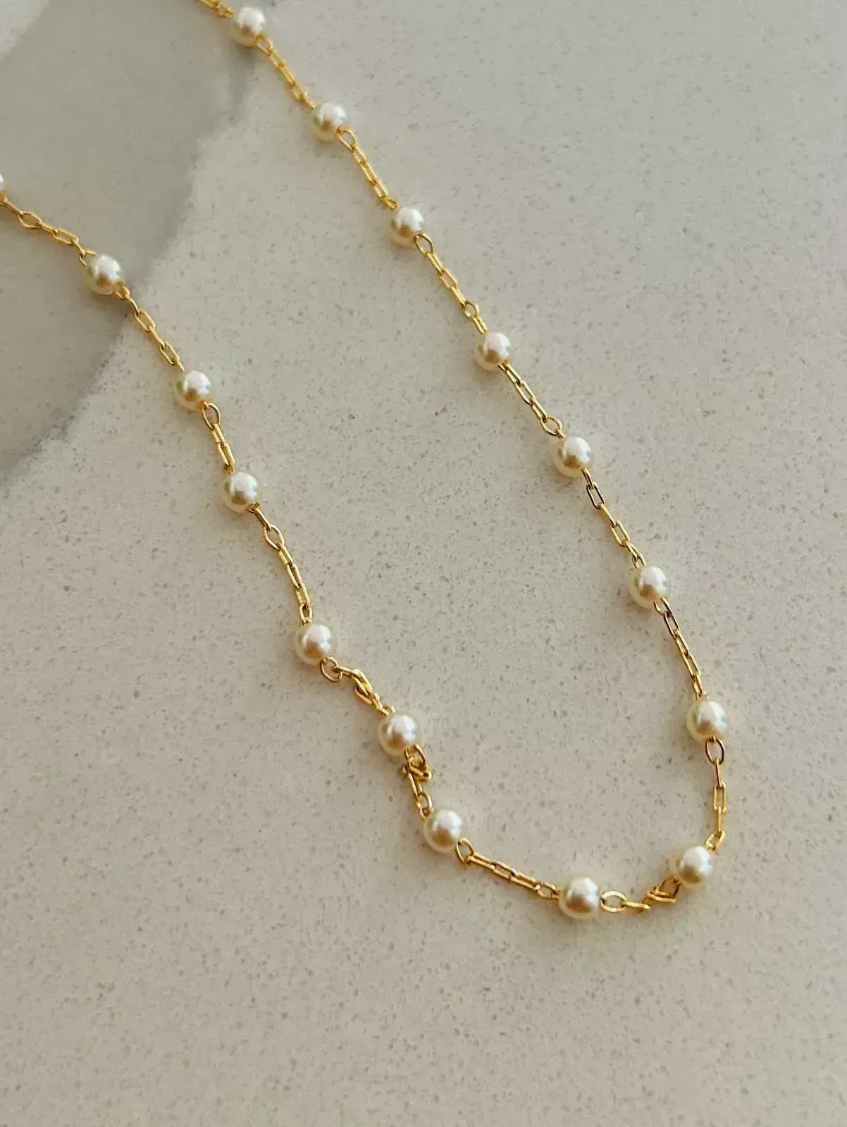 CHOKER MINI PÉROLAS. 35CM DE COMPRIMENTO E 5CM DE REGULAGEM. BANHADA A OURO 18K.