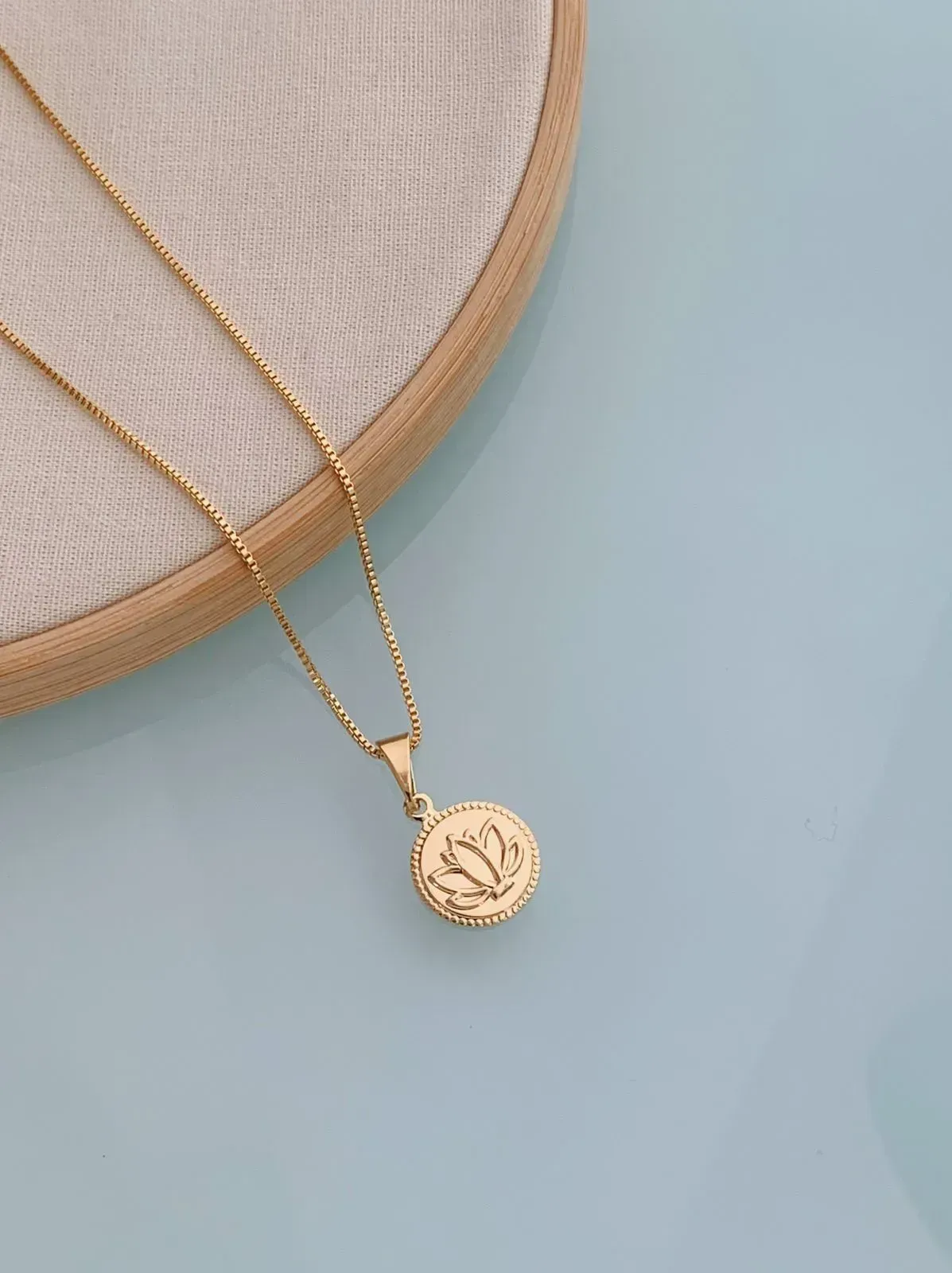 COLAR COM MEDALHA FLOR DE LÓTUS. 45CM DE COMPRIMENTO E 5CM DE REGULAGEM.