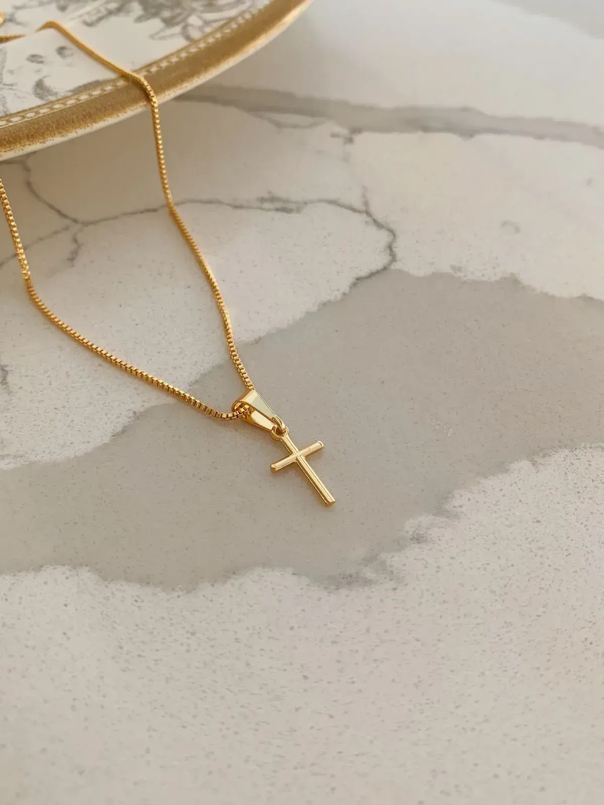 COLAR COM PINGENTE DE CRUZ PALITO. 45CM DE COMPRIMENTO E 5CM DE REGULAGEM. BANHADO A OURO 18K.