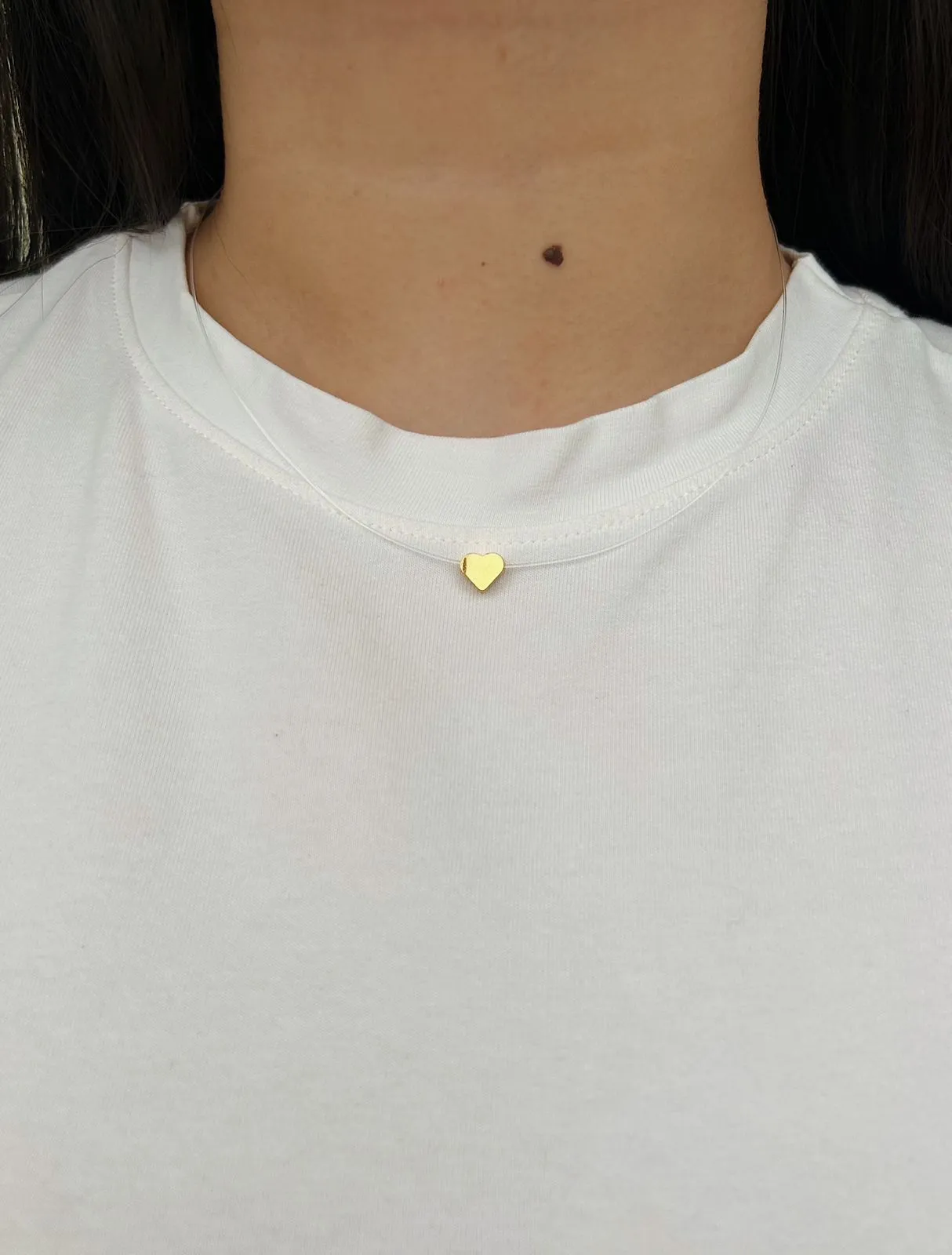 COLAR CORAÇÃO LISO COM FIO DE NYLON. 45CM DE COMPRIMENTO. BANHADO A OURO 18K.