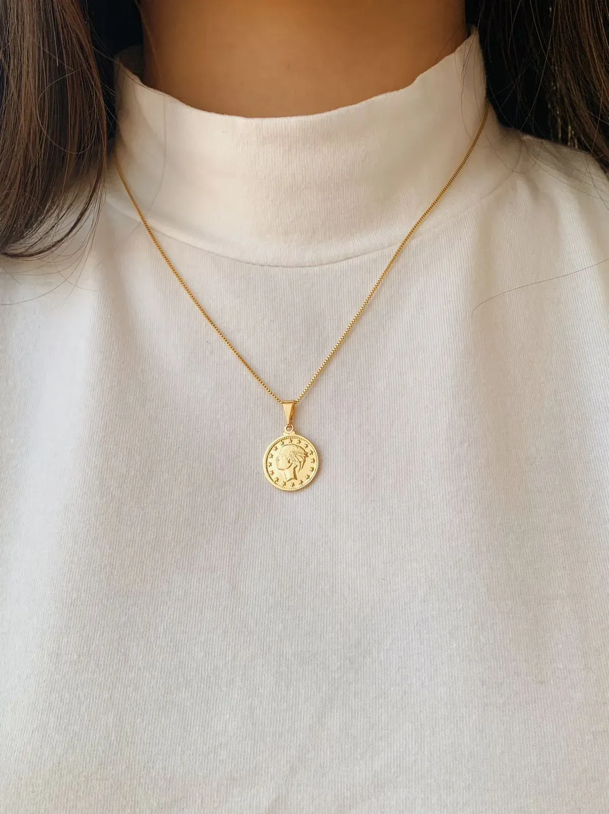 COLAR MOEDA. 45CM DE COMPRIMENTO E 5CM DE REGULAGEM. BANHADO A OURO 18K.