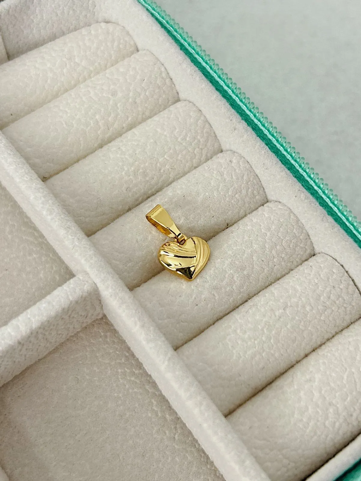 PINGENTE DE CORAÇÃO TRABALHADO. BANHADO A OURO 18K.