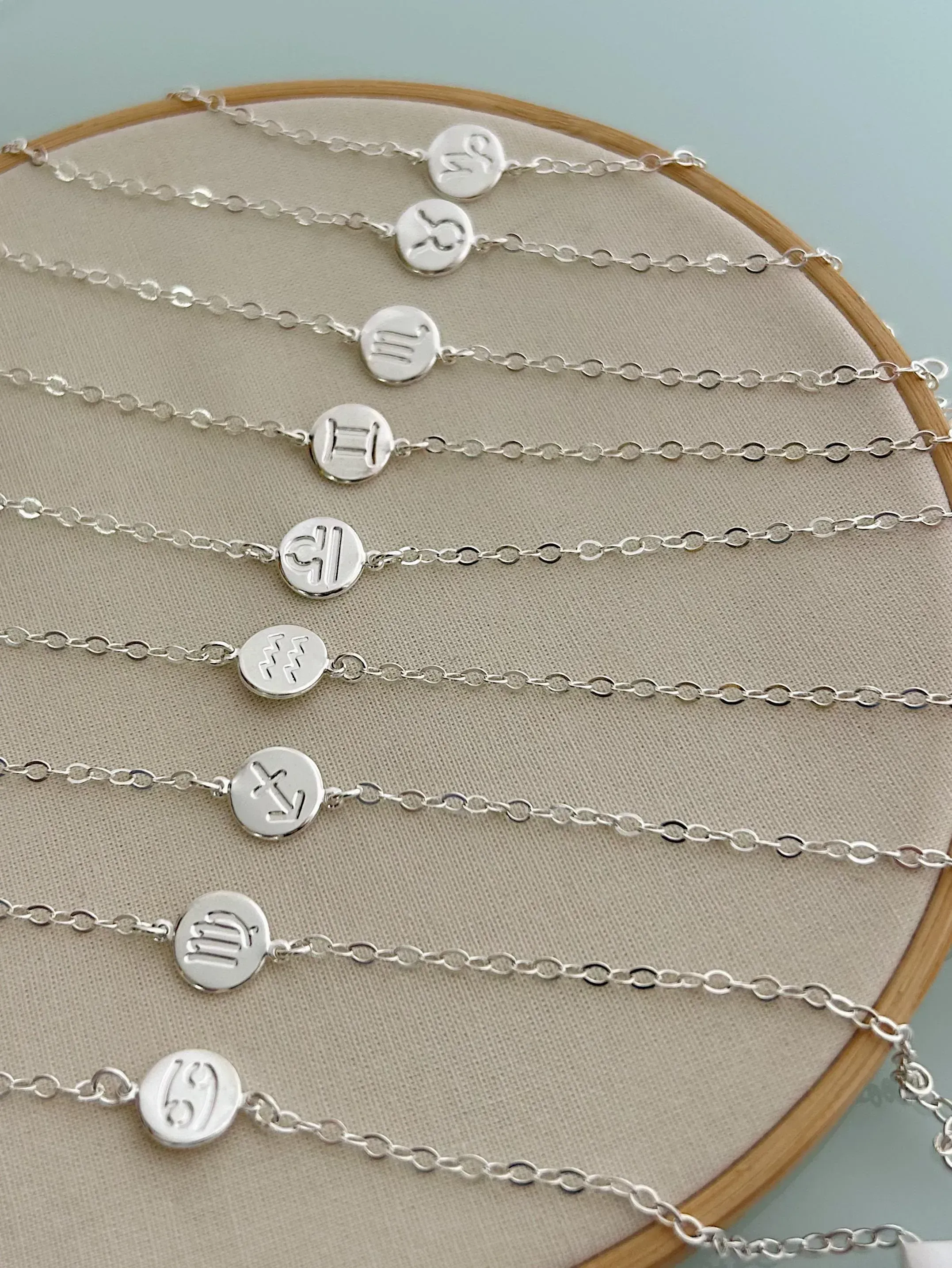PULSEIRA COM MEDALHA DO SIGNO DE LIBRA. 17,5CM DE COMPRIMENTO E 1,5CM DE REGULAGEM. EM PRATA 925.