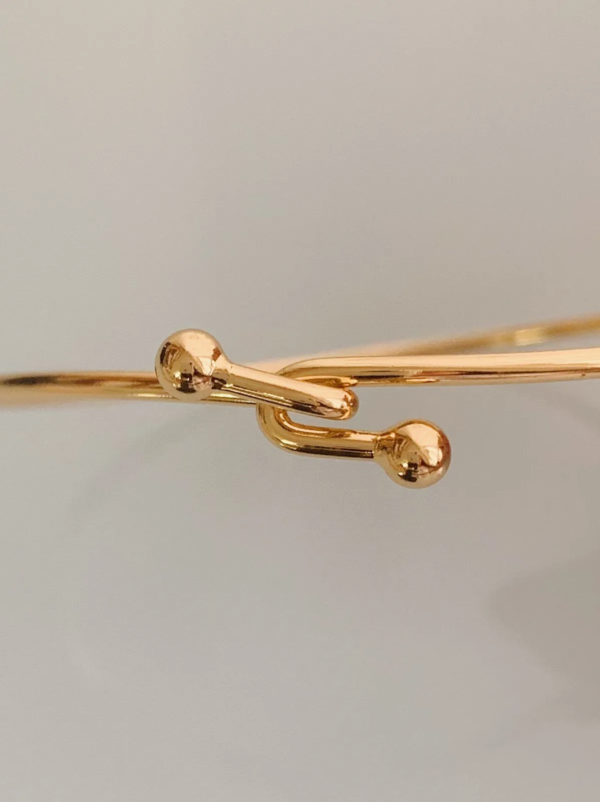 PULSEIRA BRACELETE LISO COM FECHO DE ENCAIXE. 6CM DE DIÂMETRO. BANHADA AOURO 18K.