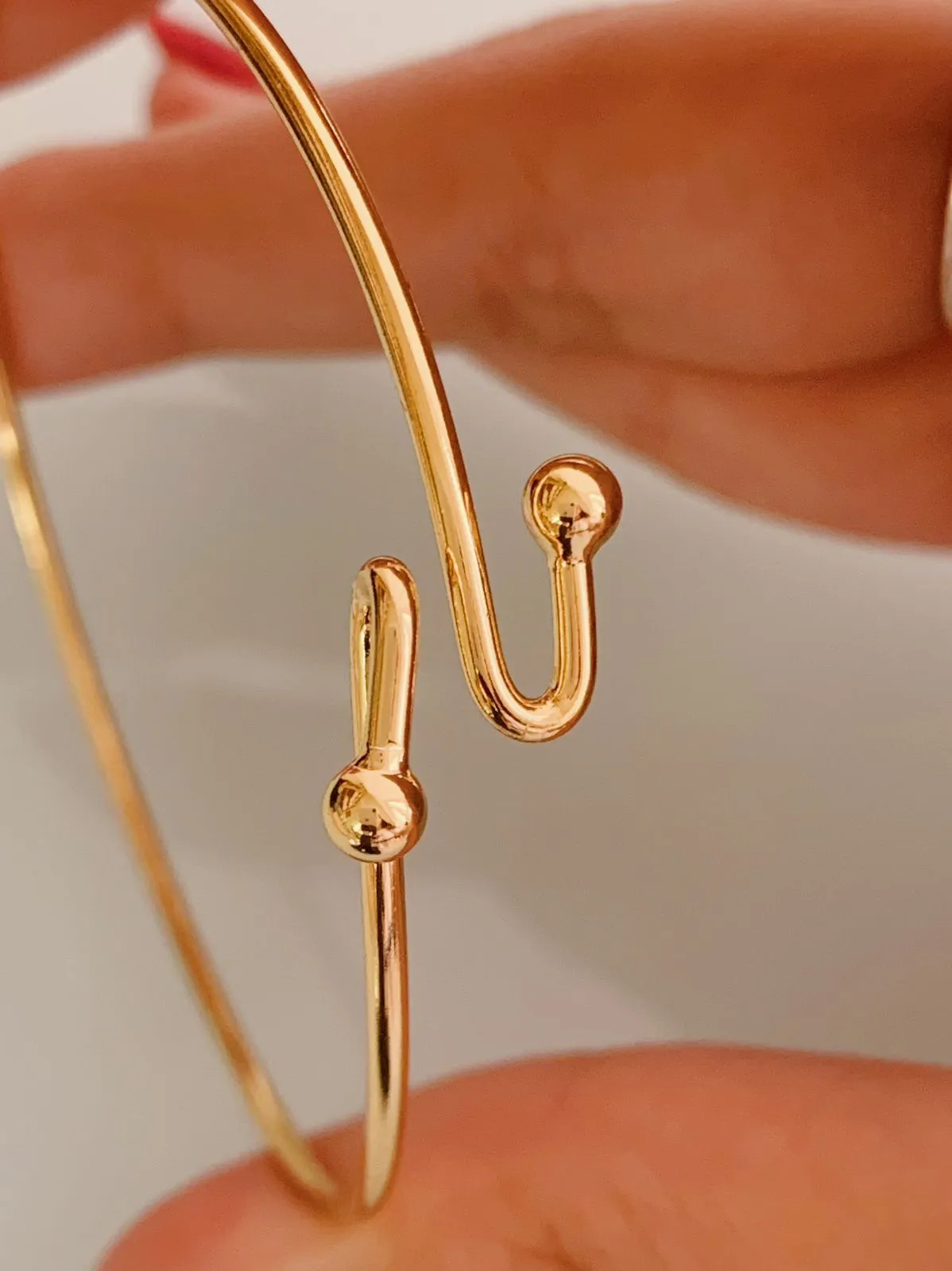 PULSEIRA BRACELETE LISO COM FECHO DE ENCAIXE. 6CM DE DIÂMETRO. BANHADA AOURO 18K.