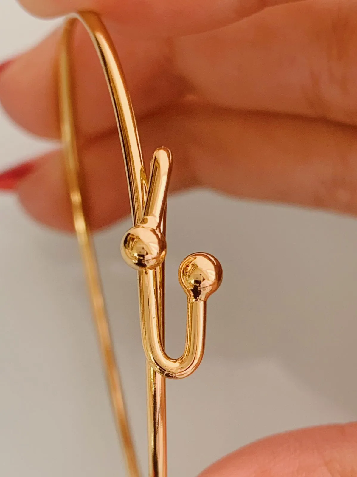 PULSEIRA BRACELETE LISO COM FECHO DE ENCAIXE. 6CM DE DIÂMETRO. BANHADA AOURO 18K.