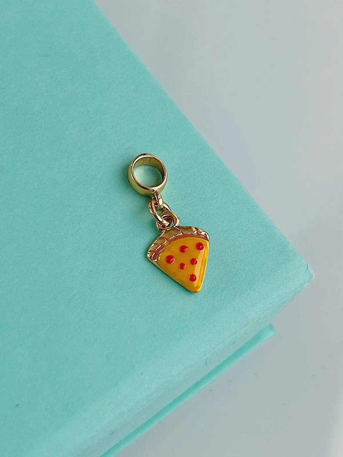 BERLOQUE FATIA DE PIZZA. BANHADO A OURO 18K.