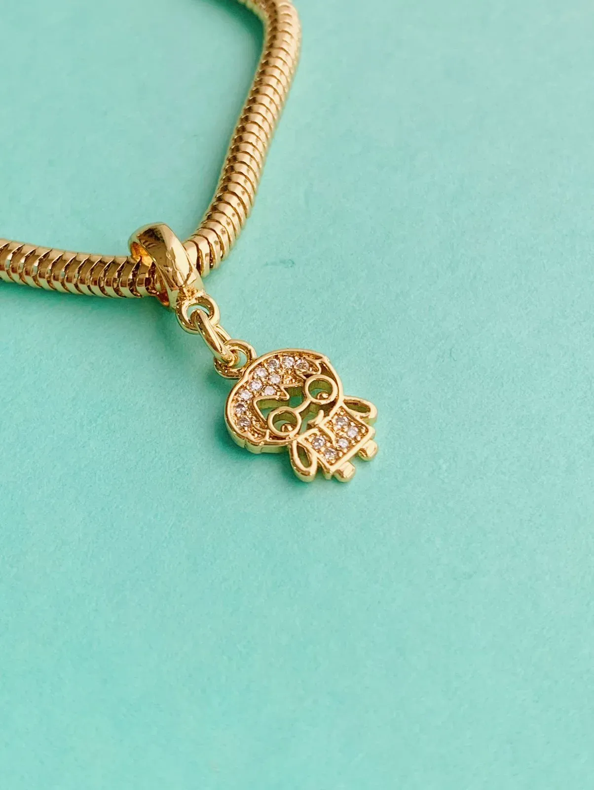 BERLOQUE HARRY POTTER CRAVEJADO. BANHADO A OURO 18K.