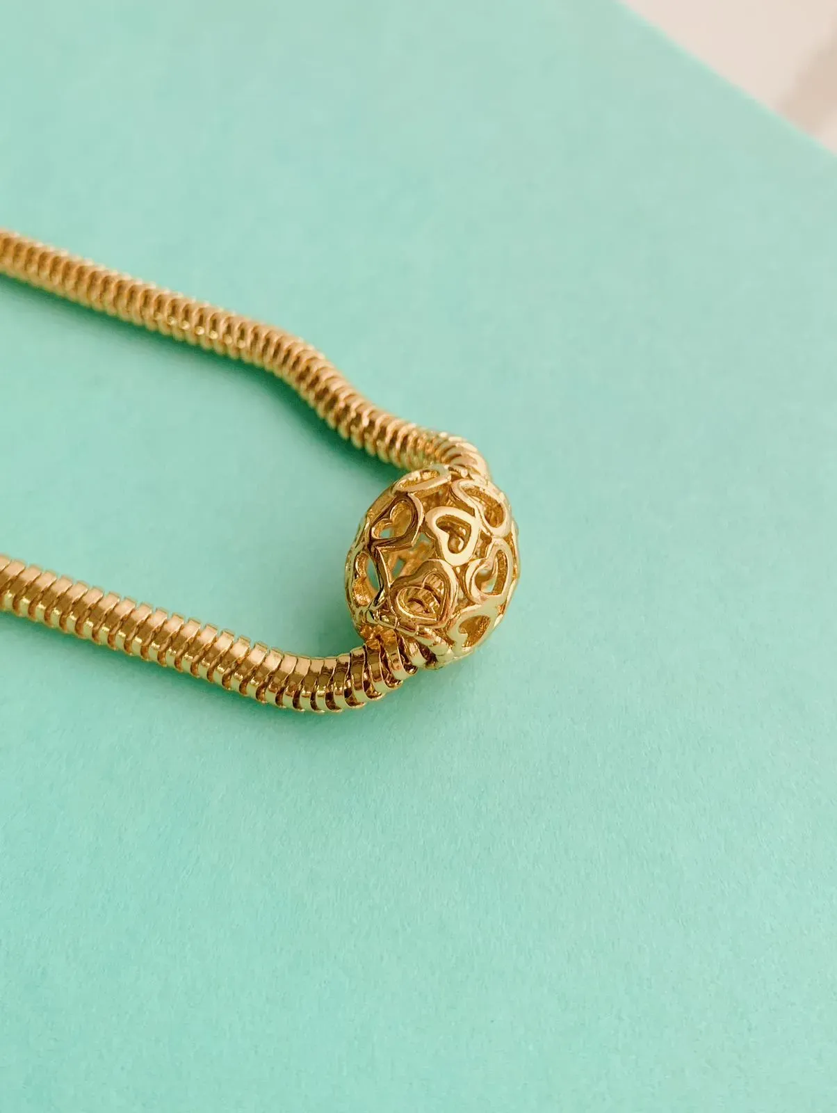 BERLOQUE SEPARADOR OVAL CORAÇÕES VAZADOS. BANHADO A OURO 18K.