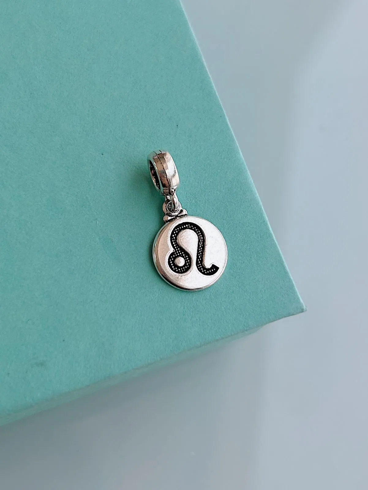 BERLOQUE SIGNO LEÃO. EM PRATA 925.