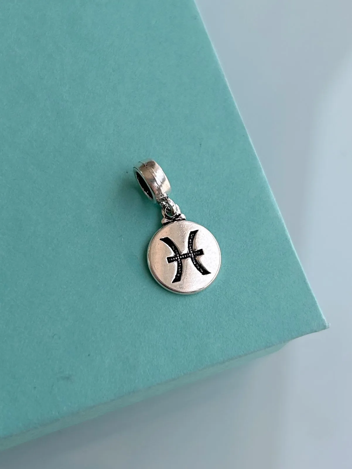 BERLOQUE SIGNO PEIXES. EM PRATA 925.